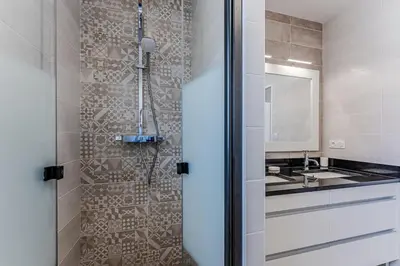 Salle de bains dans l'établissement House with heated pool