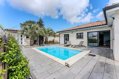 Piscine de l'établissement House with heated pool ou située à proximité