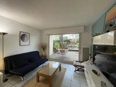 Coin salon dans l'établissement Agréable T2 avec piscine et parking dans résidence - FR-1-379-182