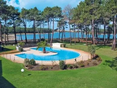 Piscine de l'établissement Agréable T2 avec piscine et parking dans résidence - FR-1-379-182 ou située à proximité