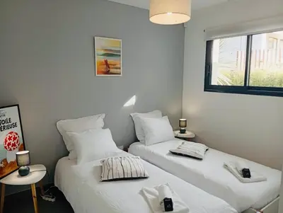 Un ou plusieurs lits dans un hébergement de l'établissement VILLA ALAÏA neuve avec piscine, pétanque proche plage et golf
