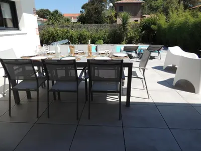 Balcon ou terrasse dans l'établissement VILLA ALAÏA neuve avec piscine, pétanque proche plage et golf