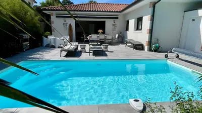 Piscine de l'établissement VILLA ALAÏA neuve avec piscine, pétanque proche plage et golf ou située à proximité