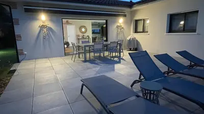 Coin salon dans l'établissement VILLA ALAÏA neuve avec piscine, pétanque proche plage et golf