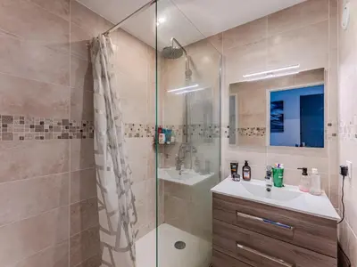 Salle de bains dans l'établissement Appartement 4 pers, proche océan avec piscine et animaux admis - FR-1-521-257