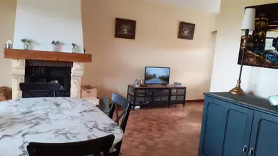 Télévision ou salle de divertissement dans l'établissement La Maison LEON
