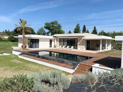 Piscine de l'établissement Luxurious Architect-Designed Villa with Pool ou située à proximité