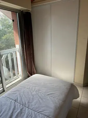 Un ou plusieurs lits dans un hébergement de l'établissement Maison au calme avec jardin