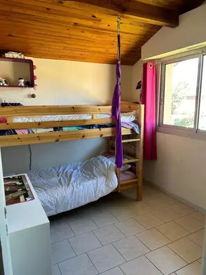 Un ou plusieurs lits dans un hébergement de l'établissement Maison au calme avec jardin