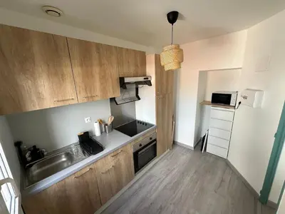 Cuisine ou kitchenette dans l'établissement Appartement rénové et lumineux - 130