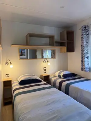 Un ou plusieurs lits dans un hébergement de l'établissement Mobil-home plage des casernes