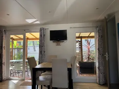 Télévision ou salle de divertissement dans l'établissement Mobil-home plage des casernes