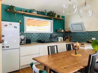Cuisine ou kitchenette dans l'établissement Villa OHANA - au calme et proche des plages, idéale pour les familles