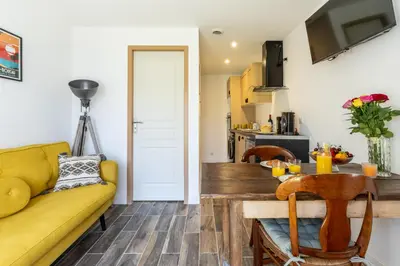 Cuisine ou kitchenette dans l'établissement Le Mermoz - idéal curistes - wifi - clim - jardin - parking - proche centre