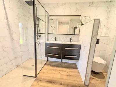 Salle de bains dans l'établissement La Royale Chic Piscine chauffée vélos à disposition Proche océan et golf