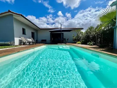 Piscine de l'établissement Villa La Pignotte 2 min de la plage ou située à proximité