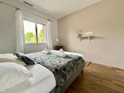 Un ou plusieurs lits dans un hébergement de l'établissement Villa La Pignotte 2 min de la plage