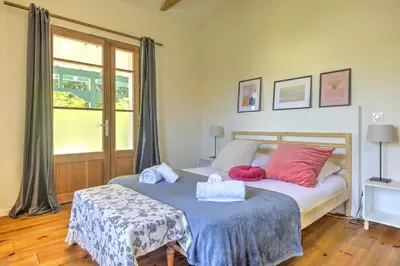 Un ou plusieurs lits dans un hébergement de l'établissement La Maison des Lilas - Proche du bassin