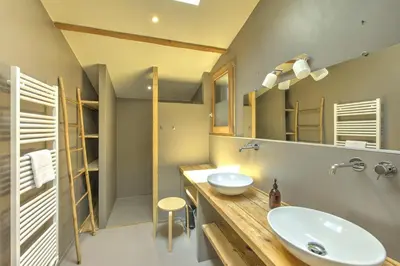 Salle de bains dans l'établissement La Maison des Lilas - Proche du bassin