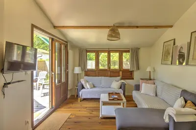 Télévision ou salle de divertissement dans l'établissement La Maison des Lilas - Proche du bassin