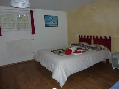 Un ou plusieurs lits dans un hébergement de l'établissement Appartement de 2 chambres en rez-de-chaussée d'une maison