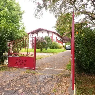 Appartement de 2 chambres en rez-de-chaussée d'une maison
