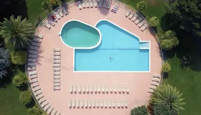 Piscine de l'établissement Cocoon Albatros, Golf view, pool, pine trees and ocean ou située à proximité