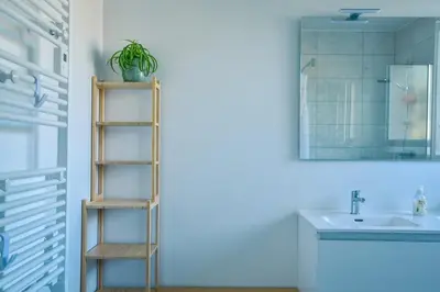Salle de bains dans l'établissement Maison familiale au vert avec piscine et pétanque