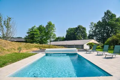 Piscine de l'établissement Maison familiale au vert avec piscine et pétanque ou située à proximité