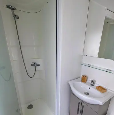Salle de bains dans l'établissement Mobil-home confort - Camping 4 étoiles - Clim et plage