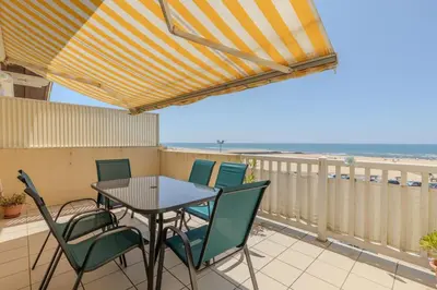Vue générale sur la mer ou vue sur la mer prise depuis l'appartement