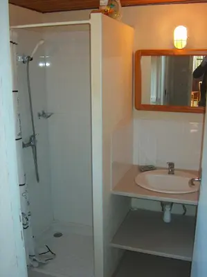 Salle de bains dans l'établissement Maisonnette dans parc de 4 ha