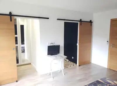 Télévision ou salle de divertissement dans l'établissement Maison familiale à 6 minutes de l'océan