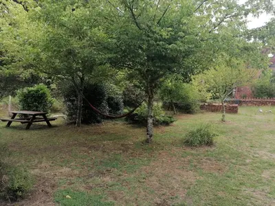 Jardin de l'établissement Chalet au coeur d'un parc de 4 ha
