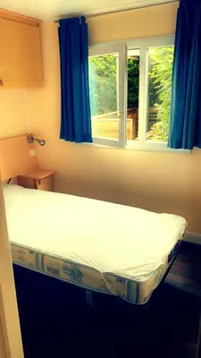 Un ou plusieurs lits dans un hébergement de l'établissement Mobile home location a la semaine