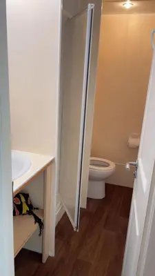 Salle de bains dans l'établissement Mobile home location a la semaine