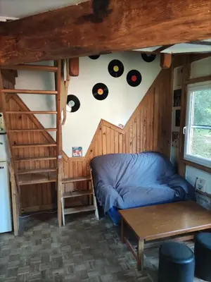 Coin salon dans l'établissement Chalet atypique