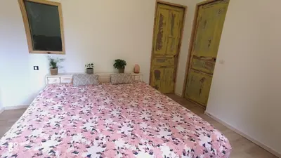 Un ou plusieurs lits dans un hébergement de l'établissement Maison avec rivière