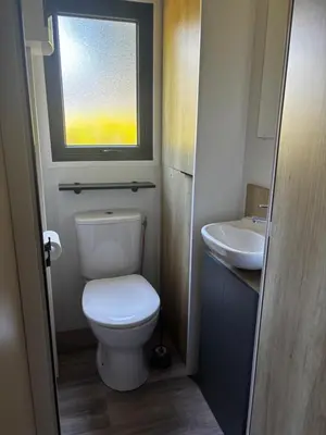 Salle de bains dans l'établissement Mobil-home 3 chambres Siblu La Réserve 388