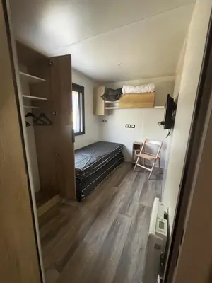 Un ou plusieurs lits dans un hébergement de l'établissement Mobil-home 3 chambres Siblu La Réserve 388