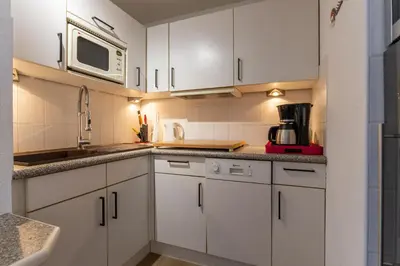 Cuisine ou kitchenette dans l'établissement Grand balcon, piscine, plage, golf, parking, wifi, lave linge & vaisselle