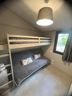 Un ou plusieurs lits dans un hébergement de l'établissement SUPERBE CHALET sous les pins