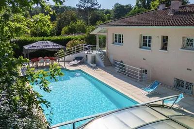 Piscine de l'établissement Large house with pool near beach ou située à proximité