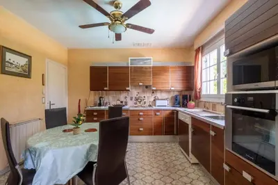 Cuisine ou kitchenette dans l'établissement Large house with pool near beach