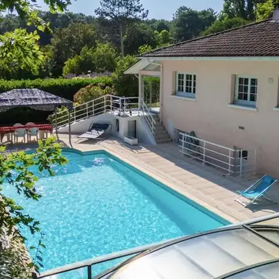 Large house with pool near beach