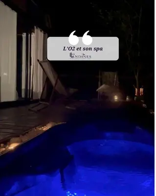 Piscine de l'établissement L'O2 et son Spa, cabane de verre et de bois ou située à proximité