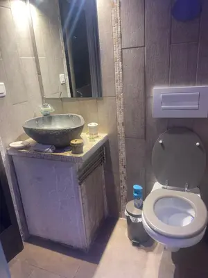 Salle de bains dans l'établissement Maison familiale avec piscine