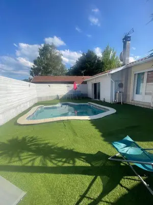 Piscine de l'établissement Maison familiale avec piscine ou située à proximité
