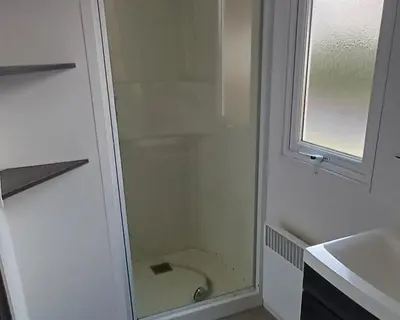 Salle de bains dans l'établissement La Réserve 4 étoiles à Gastes emplacement 329 2CH 1SDB 6 personnes
