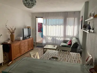 Télévision ou salle de divertissement dans l'établissement Grand studio calme vue sur port